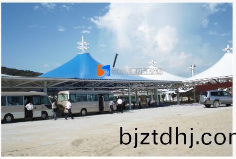 選擇(ze)膜結構(gou)遮陽(yang)雨棚(peng)應(ying)用于(yu)加(jia)油(you)站(zhan)中具(ju)有哪(na)些重(zhong)大意(yi)義(yi)