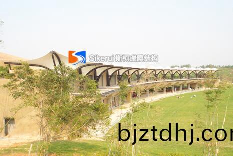 張拉膜結構(gou)停車(che)棚(peng)值(zhi)得(de)推薦(jian)的(de)理由包(bao)括哪些(xie)