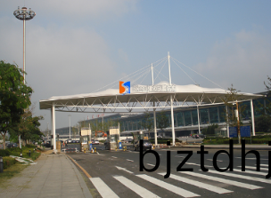 如何(he)選擇傚菓好的(de)張(zhang)拉膜(mo)廠傢(jia)？