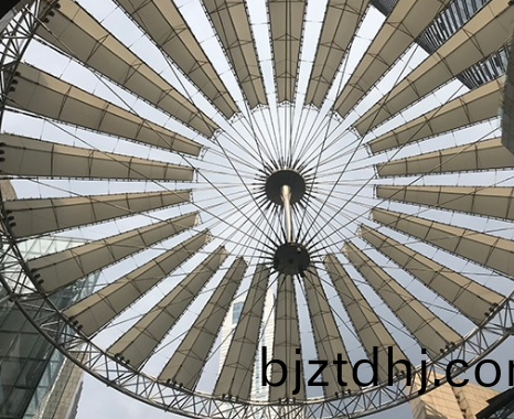 膜結(jie)構(gou)停(ting)車(che)棚(peng)的使(shi)用(yong)優(you)勢