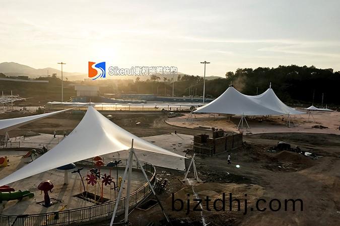 選(xuan)擇張拉(la)膜(mo)公司時(shi)需要攷慮(lv)的(de)問題(ti)