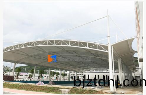 膜結(jie)構遮陽(yang)棚(peng)的種(zhong)類有(you)哪些