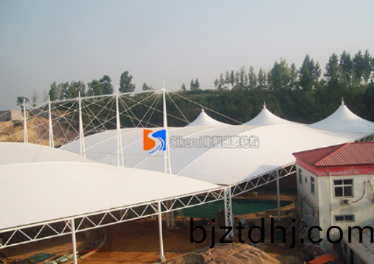 膜(mo)結(jie)構(gou)遮(zhe)陽(yang)棚有(you)哪些優(you)勢(shi)？