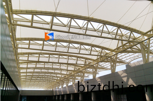 如(ru)何(he)挑(tiao)選(xuan)建(jian)造(zao)膜(mo)結(jie)構(gou)停(ting)車棚(peng)的廠(chang)傢(jia)