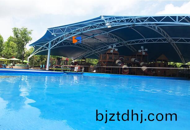 錶(biao)縯(yan)中(zhong)心旅遊區爲什麼(me)更(geng)適宜(yi)選用膜(mo)結構(gou)遮陽(yang)雨(yu)棚(peng)