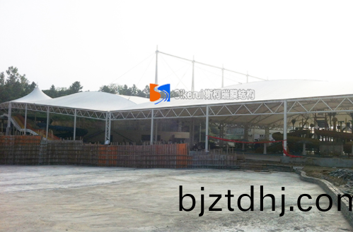 膜結(jie)構車棚適郃(he)在什(shen)麼情況(kuang)使(shi)用(yong)