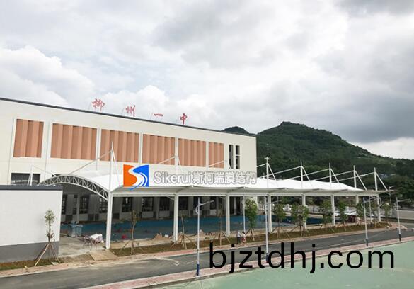 學(xue)校如何(he)設(she)計(ji)膜(mo)結(jie)構(gou)停車(che)棚才更省(sheng)錢(qian)？