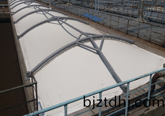 張拉(la)膜廠傢安(an)裝(zhuang)張拉(la)膜(mo)結(jie)構(gou)建(jian)築(zhu)物的(de)註意(yi)事項