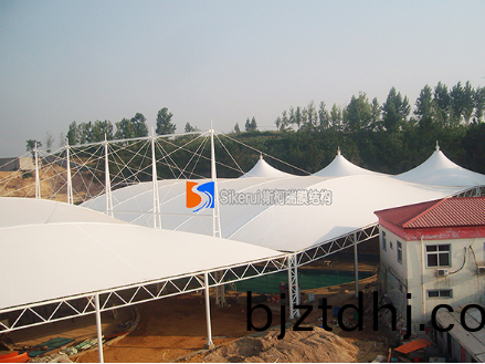 與傳(chuan)統停車(che)棚相(xiang)比，膜結(jie)構停車棚有(you)哪些優勢