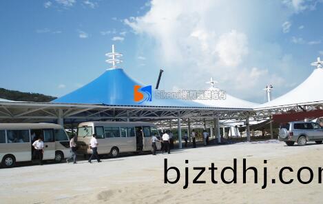 膜結構(gou)停(ting)車棚(peng)的(de)特(te)點(dian)有哪些