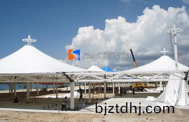 膜結(jie)構遮陽(yang)棚的(de)支撐體係由(you)哪(na)幾部分組成？