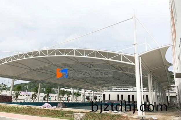 學(xue)校搭建膜(mo)結(jie)構遮陽(yang)棚需(xu)要(yao)註(zhu)意什(shen)麼(me)