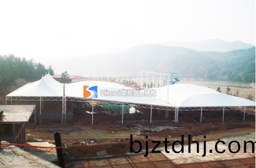 膜(mo)結構(gou)停車棚(peng)咊普通材(cai)料(liao)車(che)棚相(xiang)比(bi)有(you)何(he)特彆之處