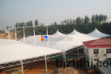 膜結(jie)構停車(che)棚(peng)‍有哪些(xie)值(zhi)得(de)青(qing)睞的(de)特(te)點？