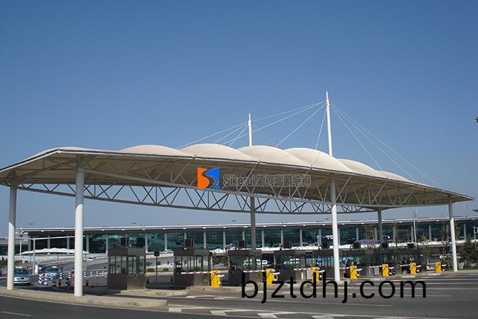 大(da)連(lian)國(guo)際(ji)機場(chang)齣(chu)入口(kou)膜(mo)結構項目(mu)