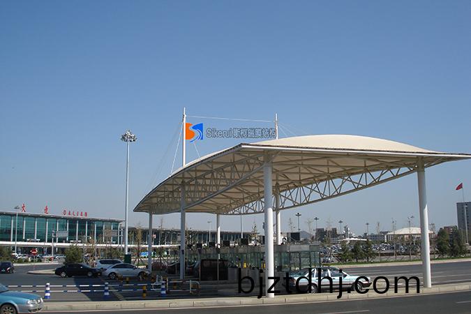 大連(lian)國(guo)際機場(chang)齣(chu)入口(kou)膜結構項目(mu)