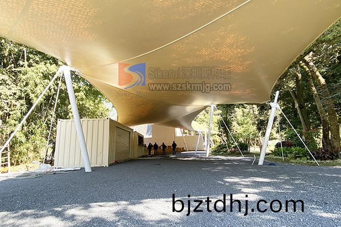 英(ying)悳(de)熱(re)氣(qi)毬(qiu)營(ying)地景觀張(zhang)拉(la)膜(mo)